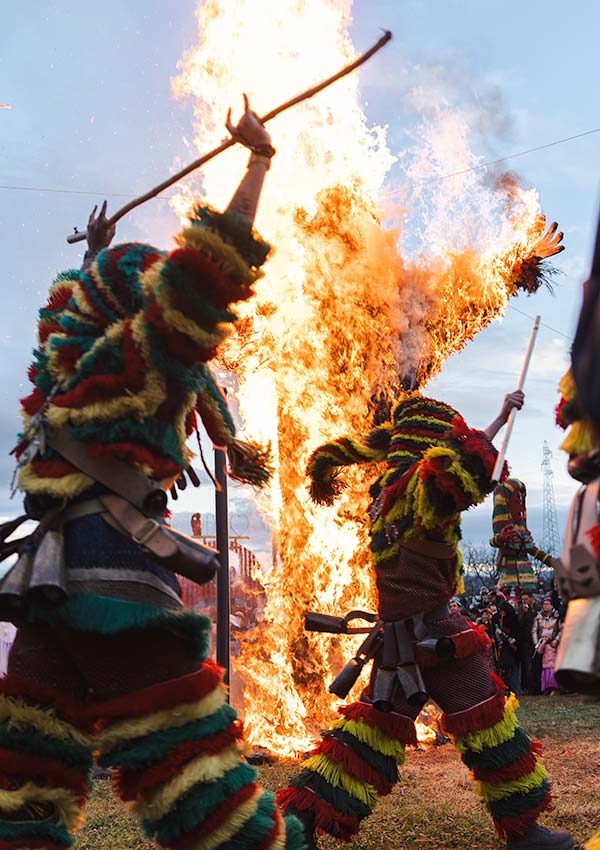 Caretos de Podence - Dancing around the burning effigy at the Entrudo do Chocalheiro