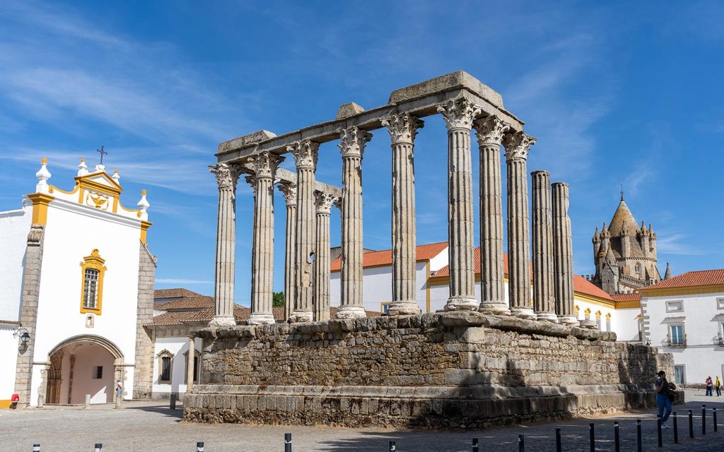 One of the best things to do in Évora is visit the Templo Romano or Diana Temple