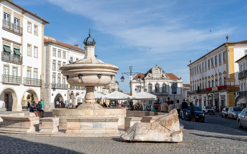 One of the best things to do in Évora is visit Praça Giraldo, the main square